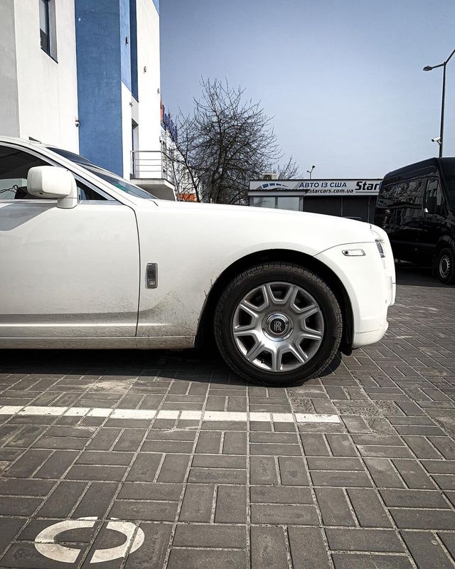 У Львові засвітився єдиний в Україні білий Rolls-Royce за 10 мільйонів гривень: фото - фото 458232