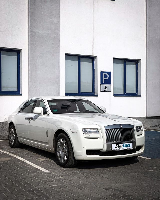 У Львові засвітився єдиний в Україні білий Rolls-Royce за 10 мільйонів гривень: фото - фото 458233