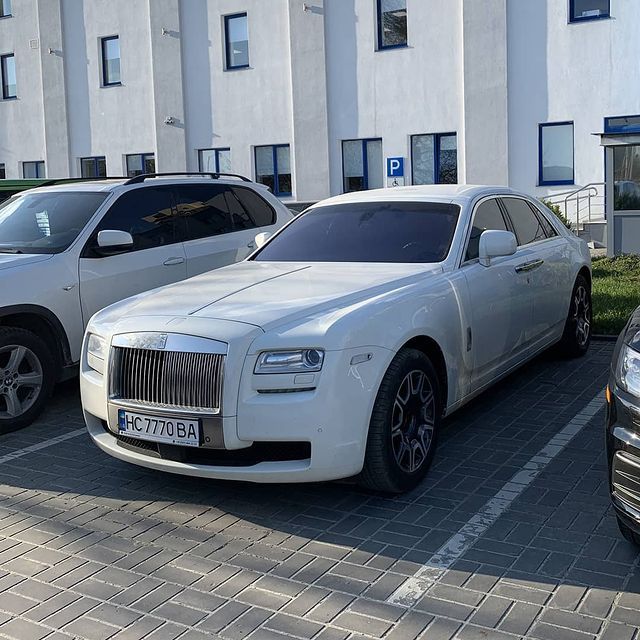 У Львові засвітився єдиний в Україні білий Rolls-Royce за 10 мільйонів гривень: фото - фото 458234