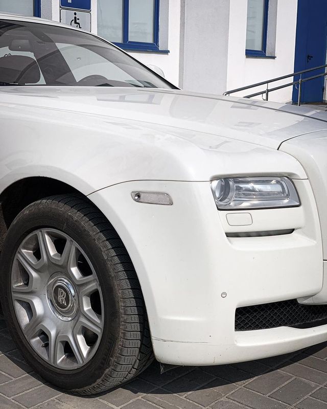 У Львові засвітився єдиний в Україні білий Rolls-Royce за 10 мільйонів гривень: фото - фото 458235