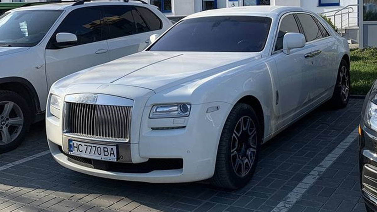 У Львові засвітився єдиний в Україні білий Rolls-Royce за 10 мільйонів гривень: фото