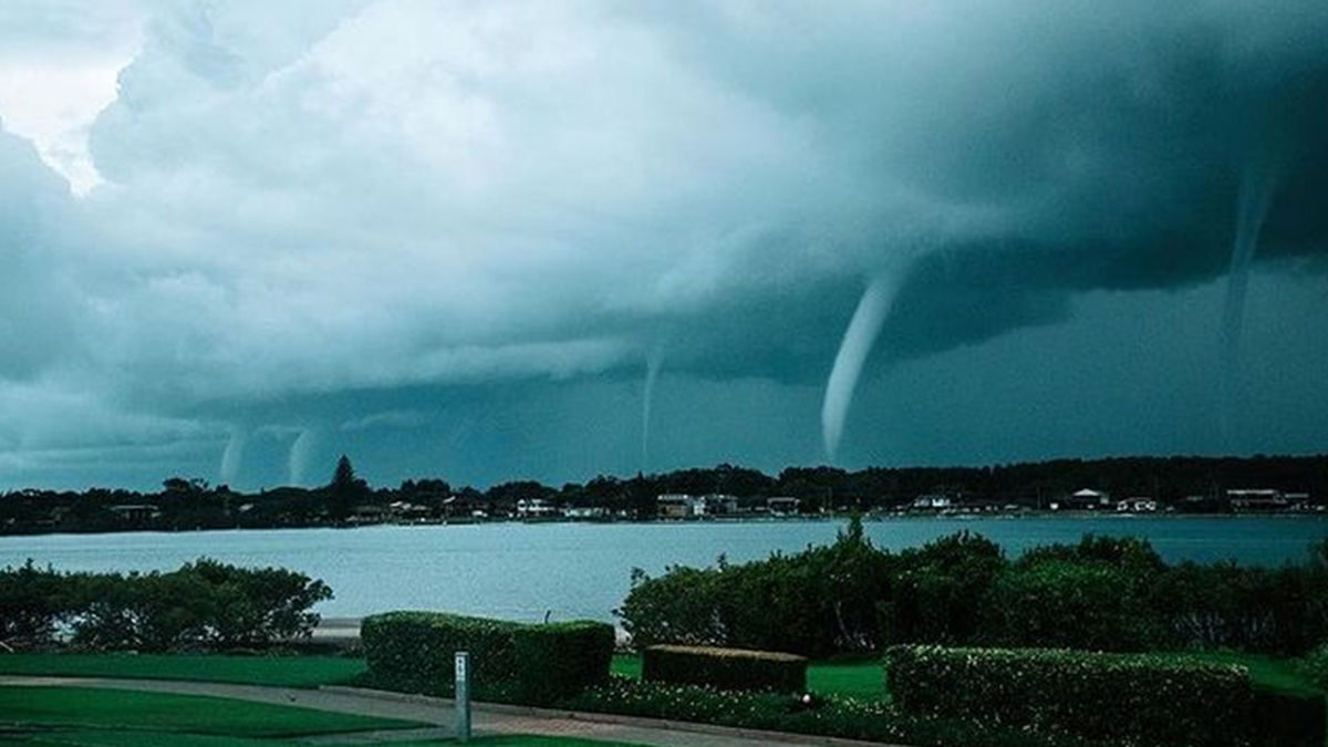 В Австралії очевидці зняли на відео одночасно п'ять смерчів