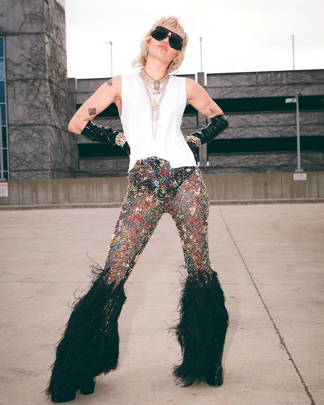 Майлі Сайрус з'явилася на публіці в ефектному прозорому вбранні - фото 458279