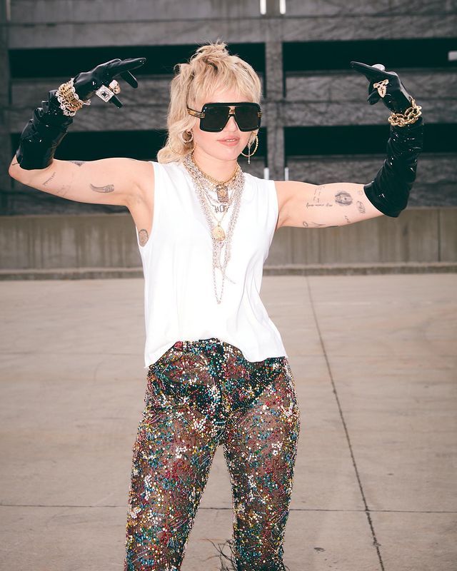 Майлі Сайрус з'явилася на публіці в ефектному прозорому вбранні - фото 458281