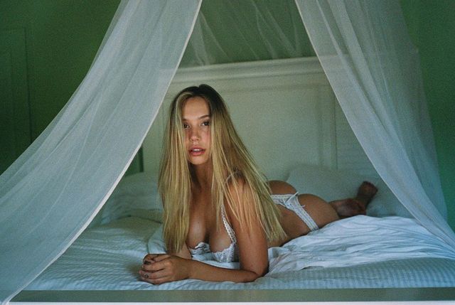 instagram.com/alexisren - фото 458372