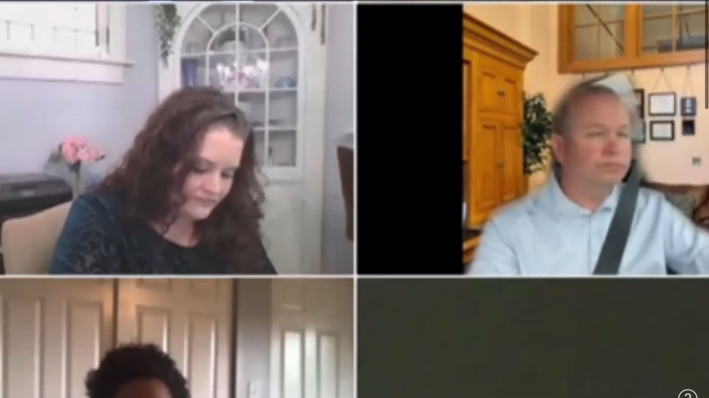 Сенатор зі США увімкнув віртуальний фон під час відеодзвінка, але все одно спалився