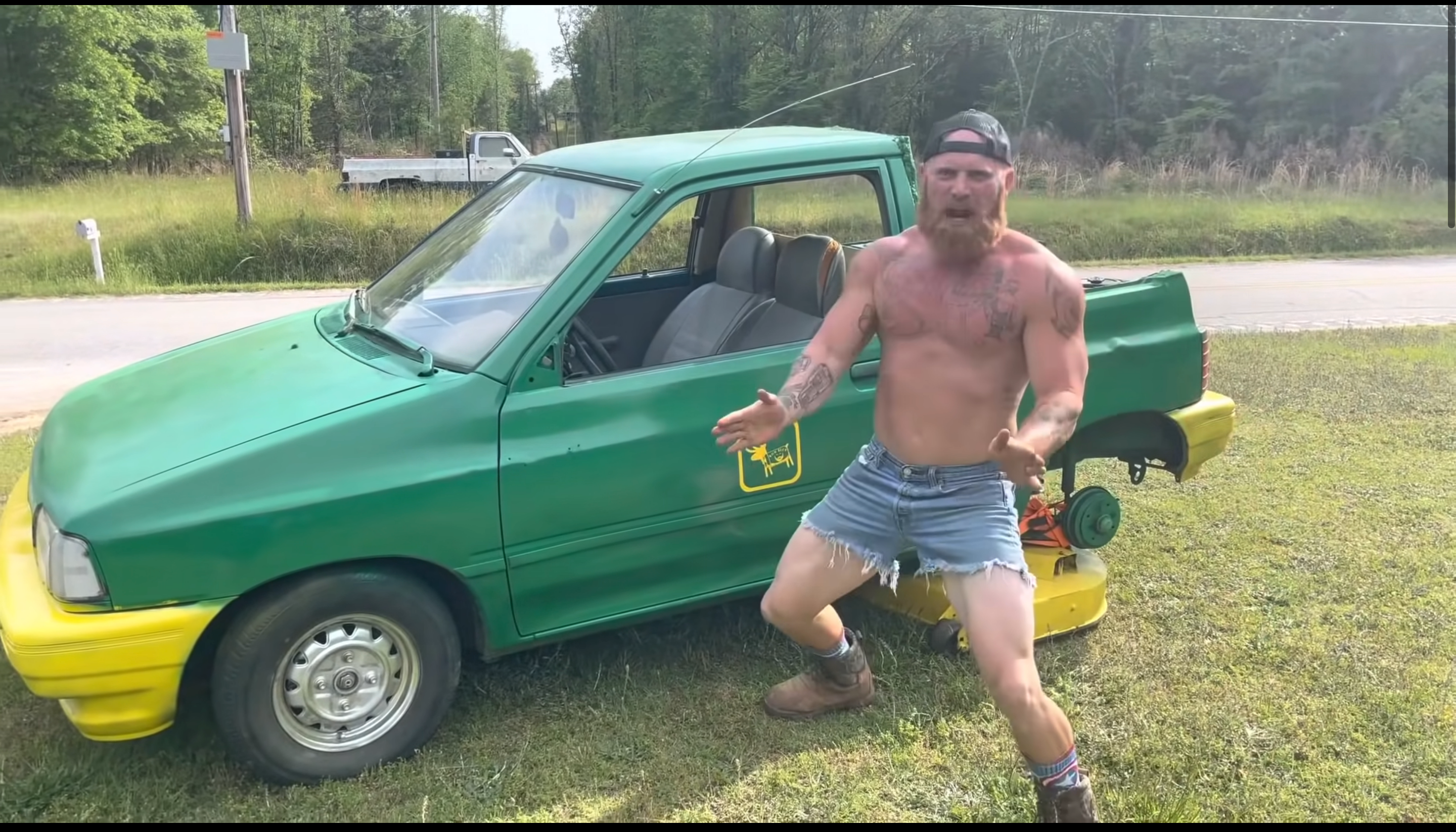 Ентузіаст перетворив своє стареньке авто на газонокосарку: кумедне відео