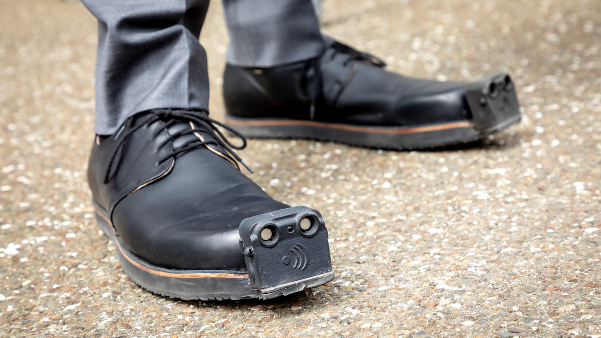 Взуття дозволить обходити перешкоди незрячим людям - фото 1