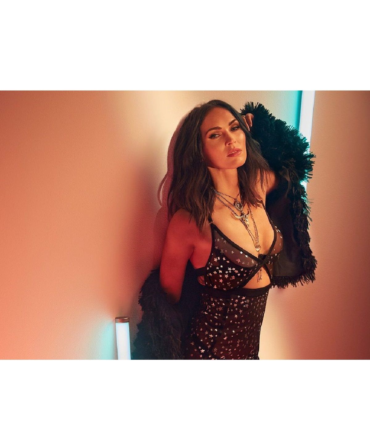 Меган Фокс розбурхала фанів новими фото - фото 1