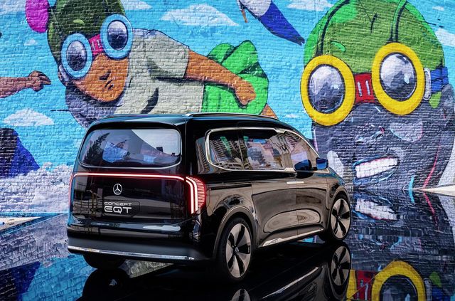 Німці показали свій електричний компактвен Mercedes-Benz EQT Concept - фото 458878