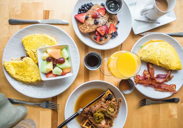 Як не зробити сніданок провальним: поширені помилки під час приготування яєчні - фото 458892