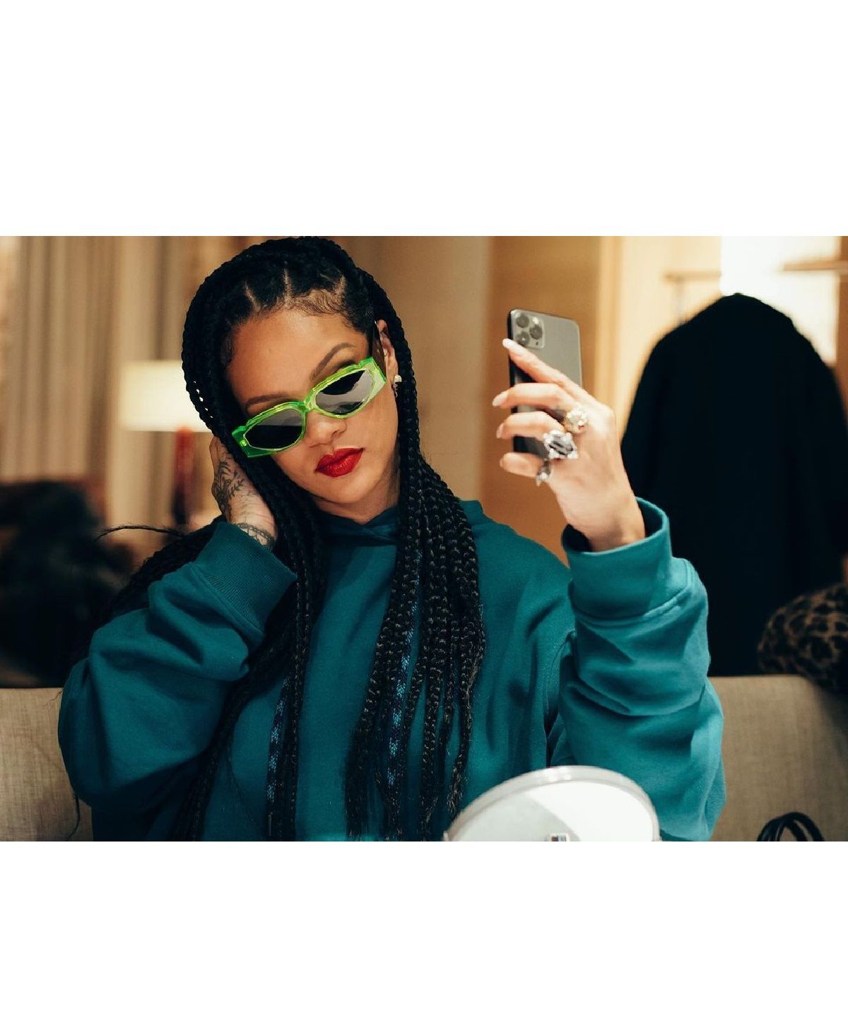 Ріанна показала звабливу фігуру в крихітній в'язаній сукні