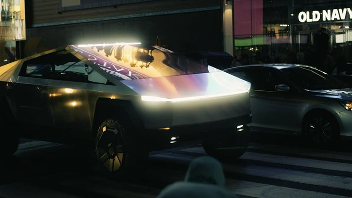 Дивіться, як Ілон Маск роз'їжджає Нью-Йорком на пікапі Tesla Cybertruck: відео