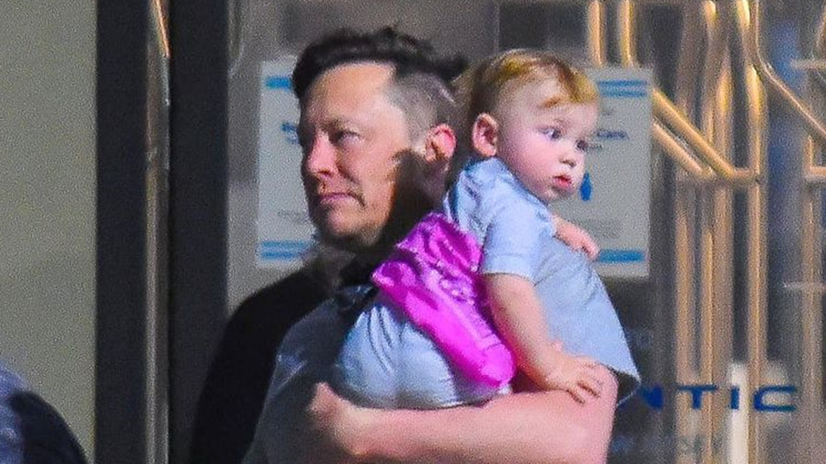 Ілон Маск з сином на руках - фото 1