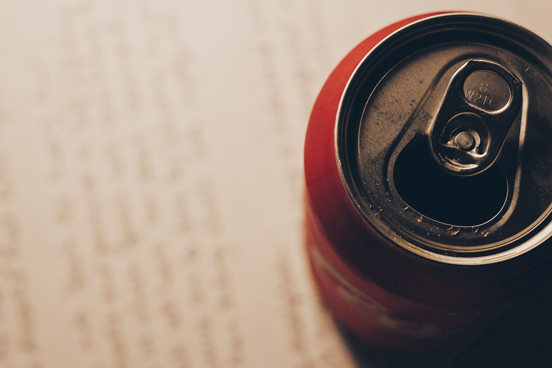 Напої з алюмінієвих бляшанок негативно впливають на здоров'я - фото 1