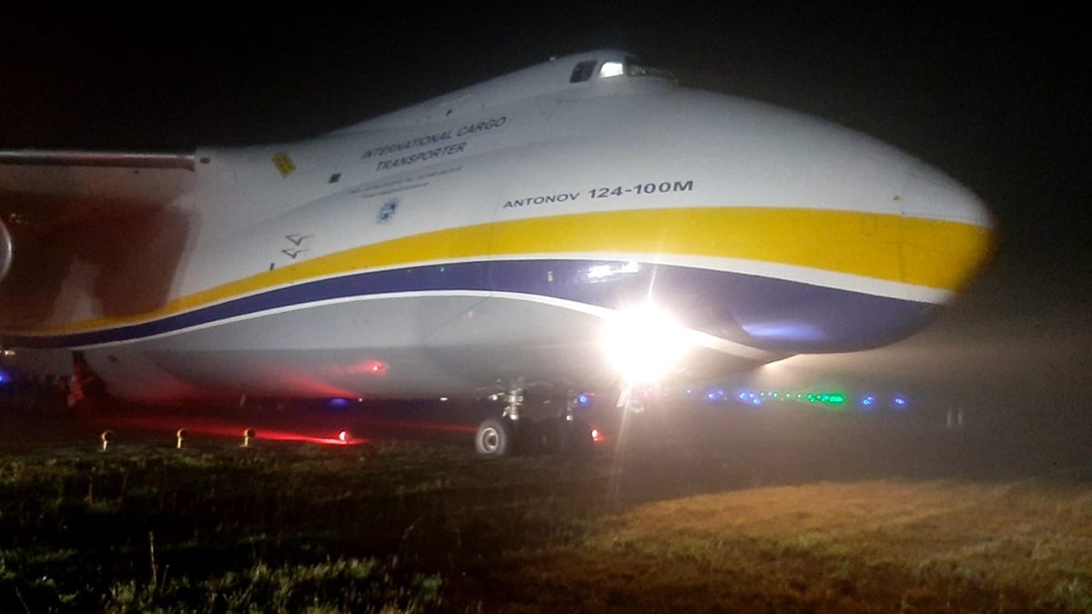 Український авіагігант АН-124 Руслан при посадці викотився за край смуги: фото