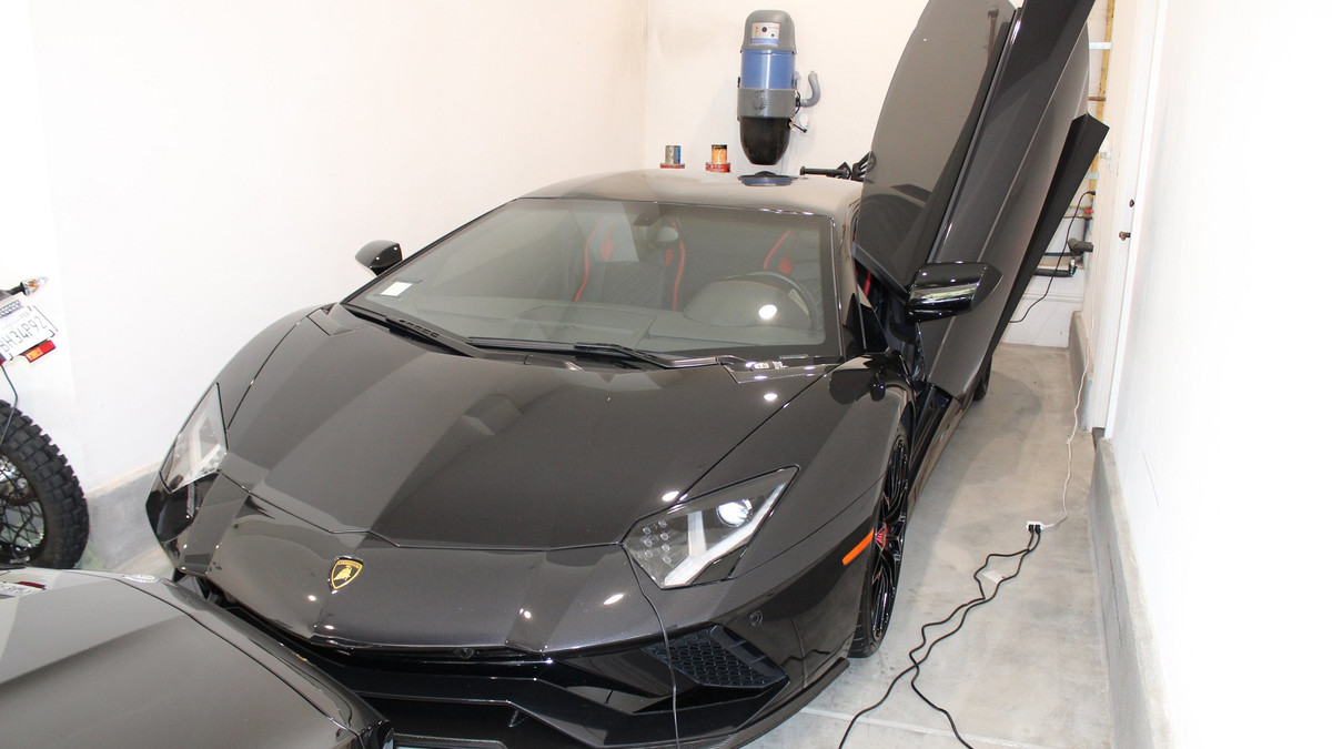 Чоловік отримав $5 млн на підтримку бізнесу і купив на них Ferrari, Bentley і Lamborghini - фото 1