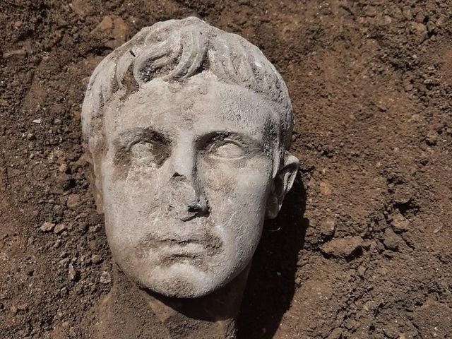 Археологи знайшли бюст першого римського імператора: він ідеально зберігся - фото 459220