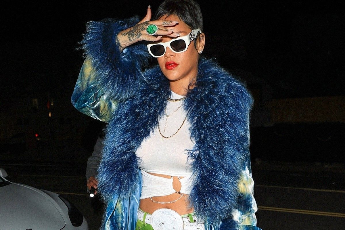 Ріанна здивувала новою зачіскою і оголеними ніжками