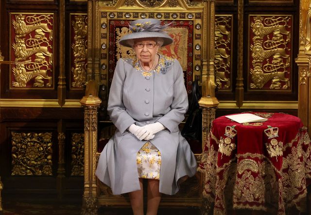 Єлизавета II наділа особливу сукню на відкриття парламенту: ФОТО - фото 459235