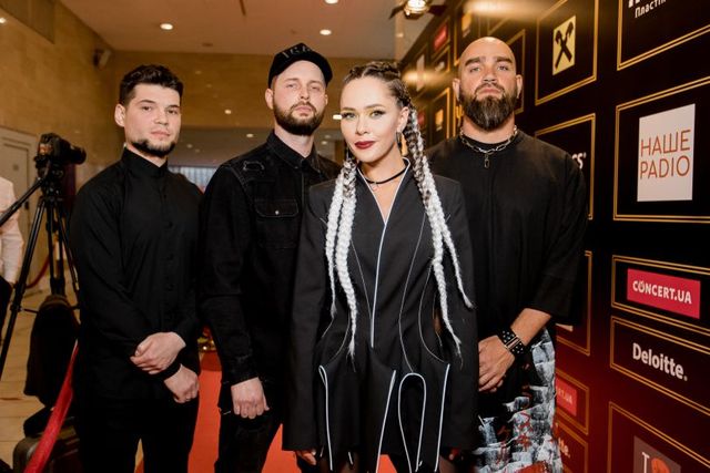 YUNA-2021: найкращі образи зірок з червоної доріжки (ефектні фото) - фото 459241