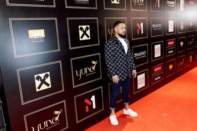 YUNA-2021: найкращі образи зірок з червоної доріжки (ефектні фото) - фото 459243