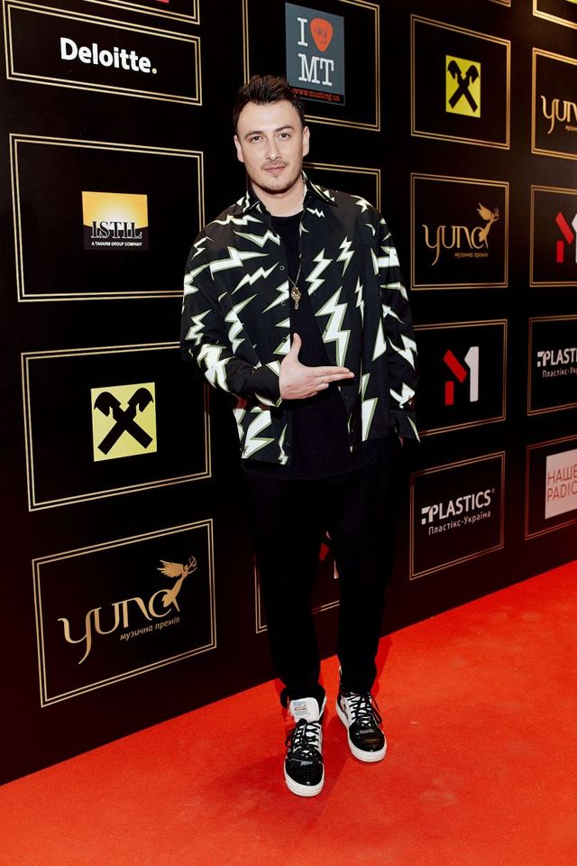 YUNA-2021: найкращі образи зірок з червоної доріжки (ефектні фото) - фото 459250