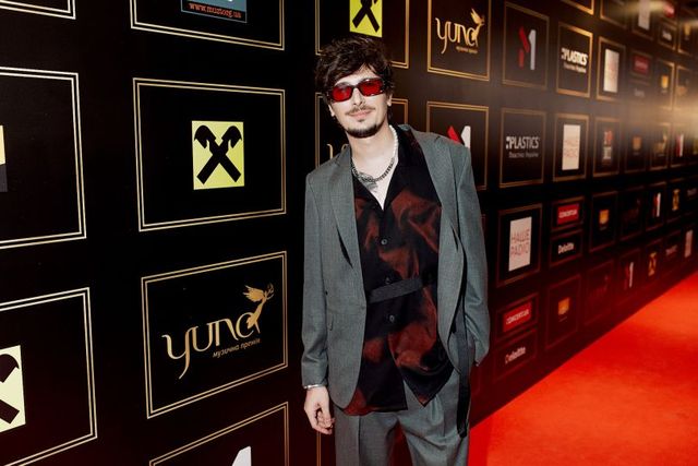 YUNA-2021: найкращі образи зірок з червоної доріжки (ефектні фото) - фото 459251