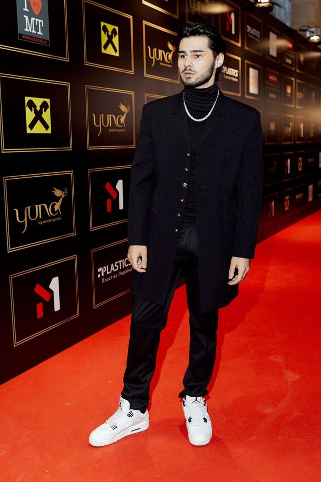 YUNA-2021: найкращі образи зірок з червоної доріжки (ефектні фото) - фото 459252