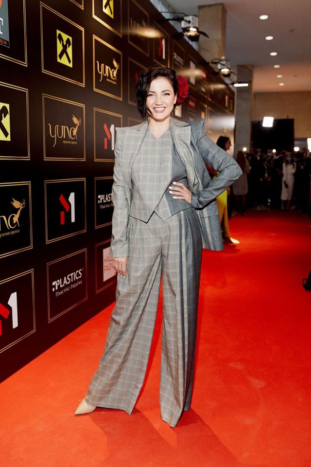 YUNA-2021: найкращі образи зірок з червоної доріжки (ефектні фото) - фото 459253