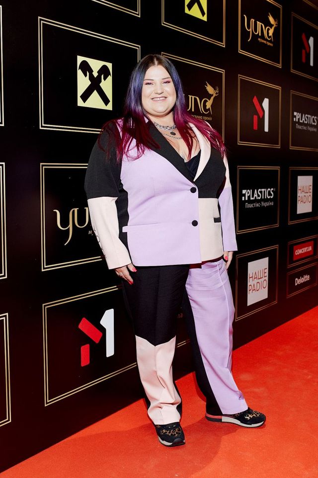 YUNA-2021: найкращі образи зірок з червоної доріжки (ефектні фото) - фото 459254