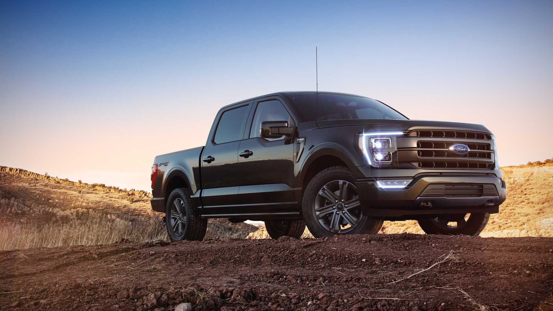 Перед пікапом Ford F-150 вдарила блискавка - фото 1