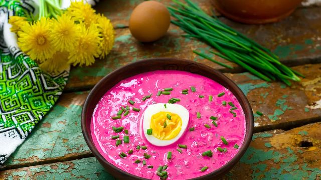 Як приготувати класичний холодний борщ з буряка і бадилля - фото 459366