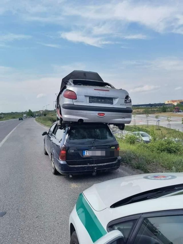 Водія старенького Ford Focus затримали за перевезення Peugeot на даху - фото 459370