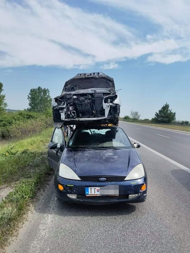 Водія старенького Ford Focus затримали за перевезення Peugeot на даху - фото 459372
