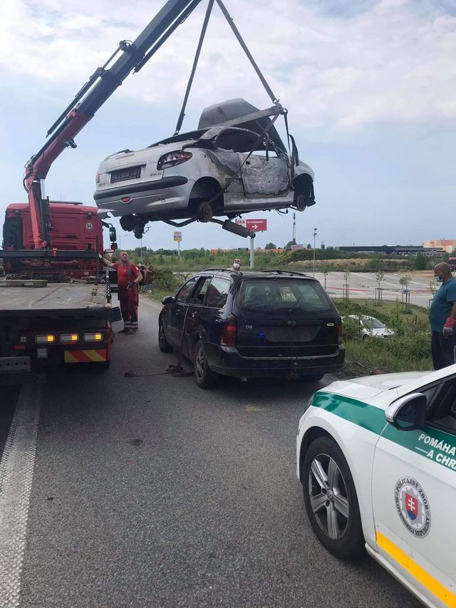 Водія старенького Ford Focus затримали за перевезення Peugeot на даху - фото 459373