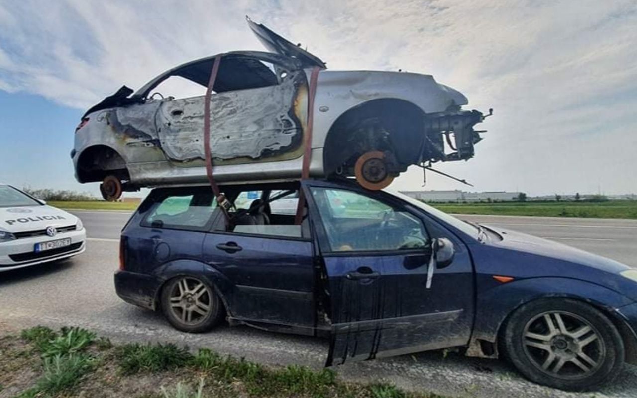 Водія старенького Ford Focus затримали за перевезення Peugeot на даху