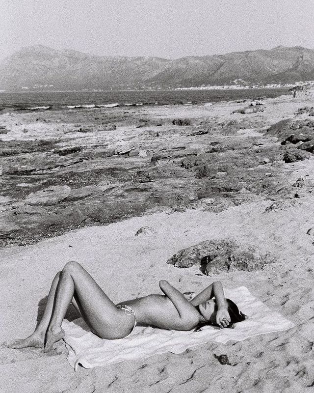 Колишня дівчина Бреда Пітта завела Instagram знімками топлес (18+) - фото 459395