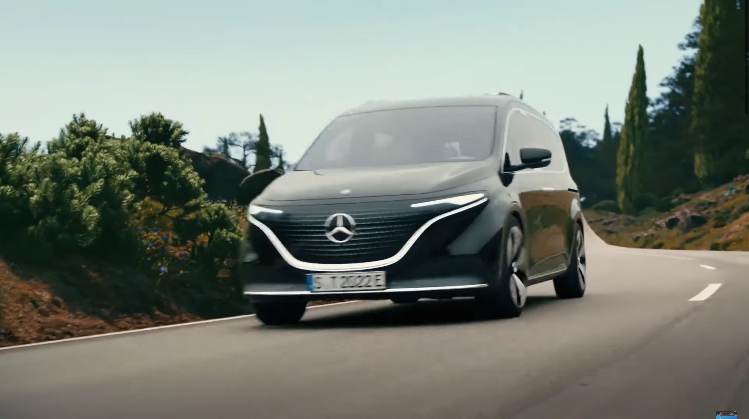 Тоні Хоук розповів про переваги електричного Mercedes-Benz EQT: відео