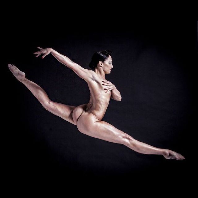 Дівчина тижня: гімнастка Ліза Мейсон, яка заводить своєю гнучкістю на пікантних фото (18+) - фото 459696