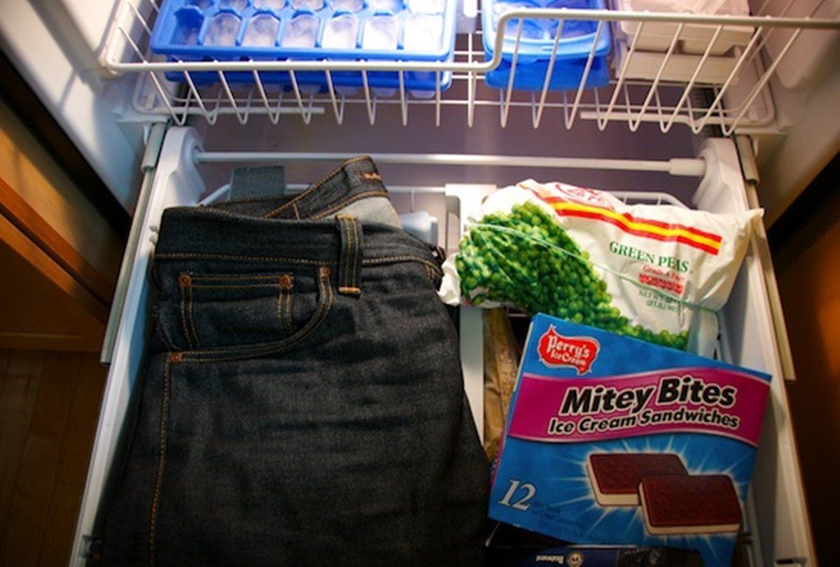 Альтернатива пранню: австралійка показала, як за допомогою морозилки очистити одяг