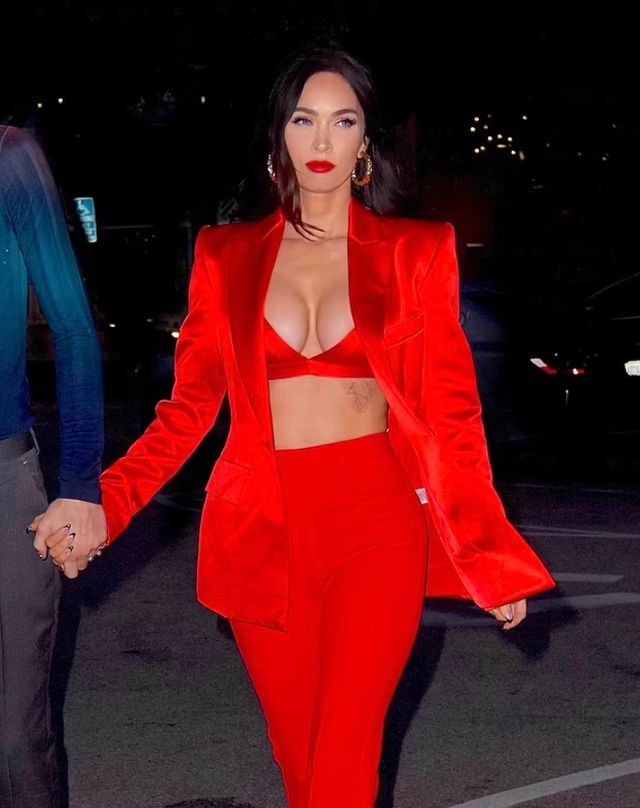 Меган Фокс засвітила спокусливі форми в ефектному образі з екстремальним декольте - фото 459744