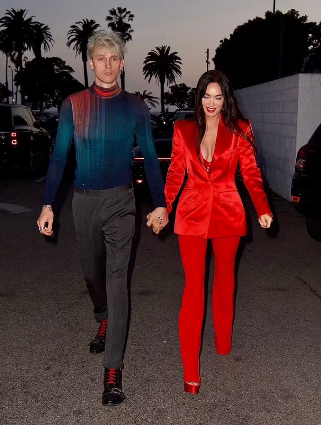 Меган Фокс засвітила спокусливі форми в ефектному образі з екстремальним декольте - фото 459745