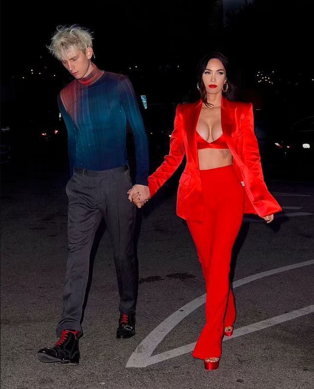 Меган Фокс засвітила спокусливі форми в ефектному образі з екстремальним декольте - фото 459746