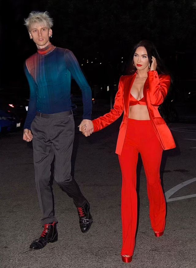 Меган Фокс засвітила спокусливі форми в ефектному образі з екстремальним декольте - фото 459747