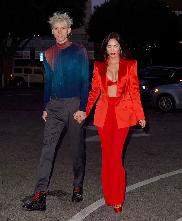 Меган Фокс засвітила спокусливі форми в ефектному образі з екстремальним декольте - фото 459748