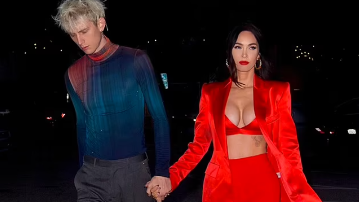 Меган Фокс засвітила спокусливі форми в ефектному образі з екстремальним декольте