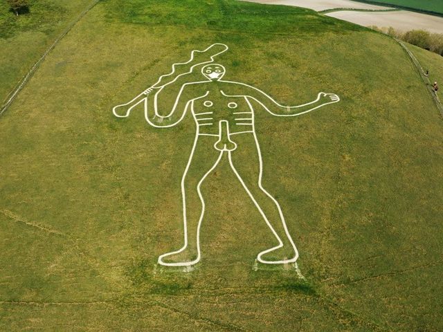 Велетень з Серн-Еббас: вчені встановили вік 'оголеного' геогліфа (ФОТО) - фото 459795