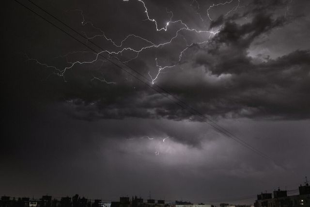 Фотограф з Запоріжжя показав красу нічної грози - фото 459876
