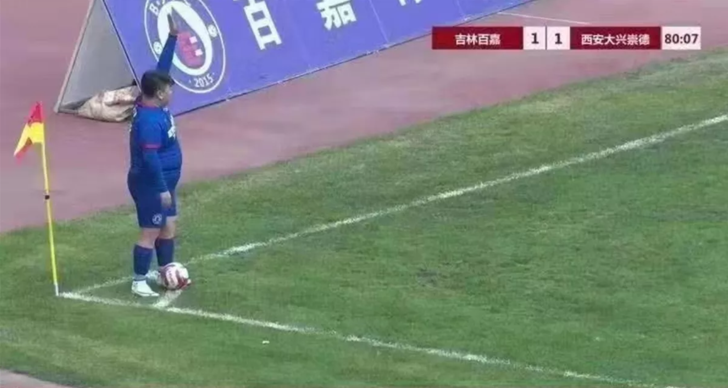 Китайський футбольний клуб підписав контракт з пишнотілим 126-кілограмовим гравцем - фото 1